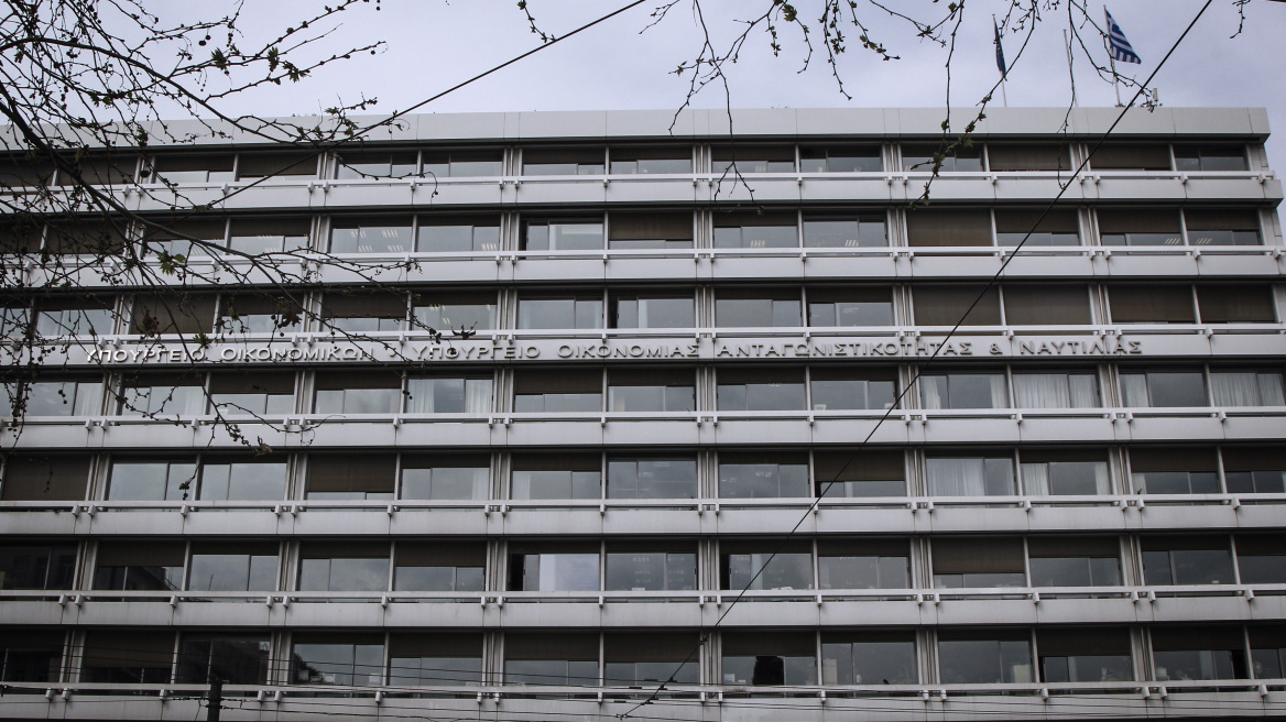 Υπερπλεόνασμα με «στάση πληρωμών» προς φορολογούμενους και Πρόγραμμα Δημοσίων Επενδύσεων