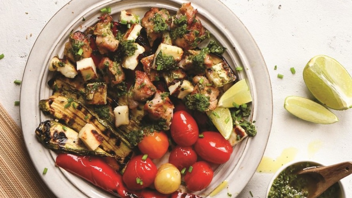 Κοτόπουλο με λαχανικά, χαλούμι και σάλτσα μυρωδικών