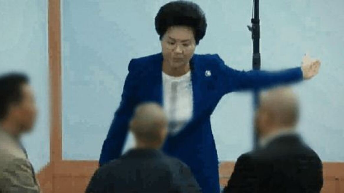 Βίντεο σοκ δείχνει την αρχηγό αίρεσης στη Νότια Κορέα να χτυπάει άγρια τους πιστούς!