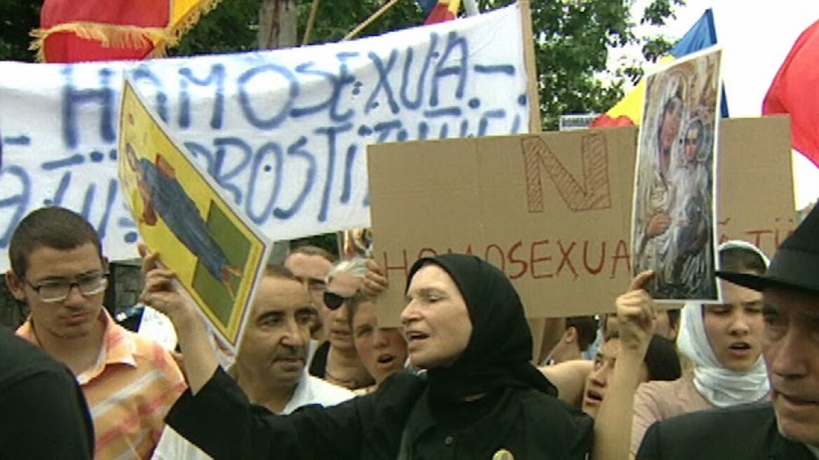 Ρουμανία: Στις 6 και 7 Οκτωβρίου το δημοψήφισμα για απαγόρευση των γάμων για τα ομόφυλα ζευγάρια