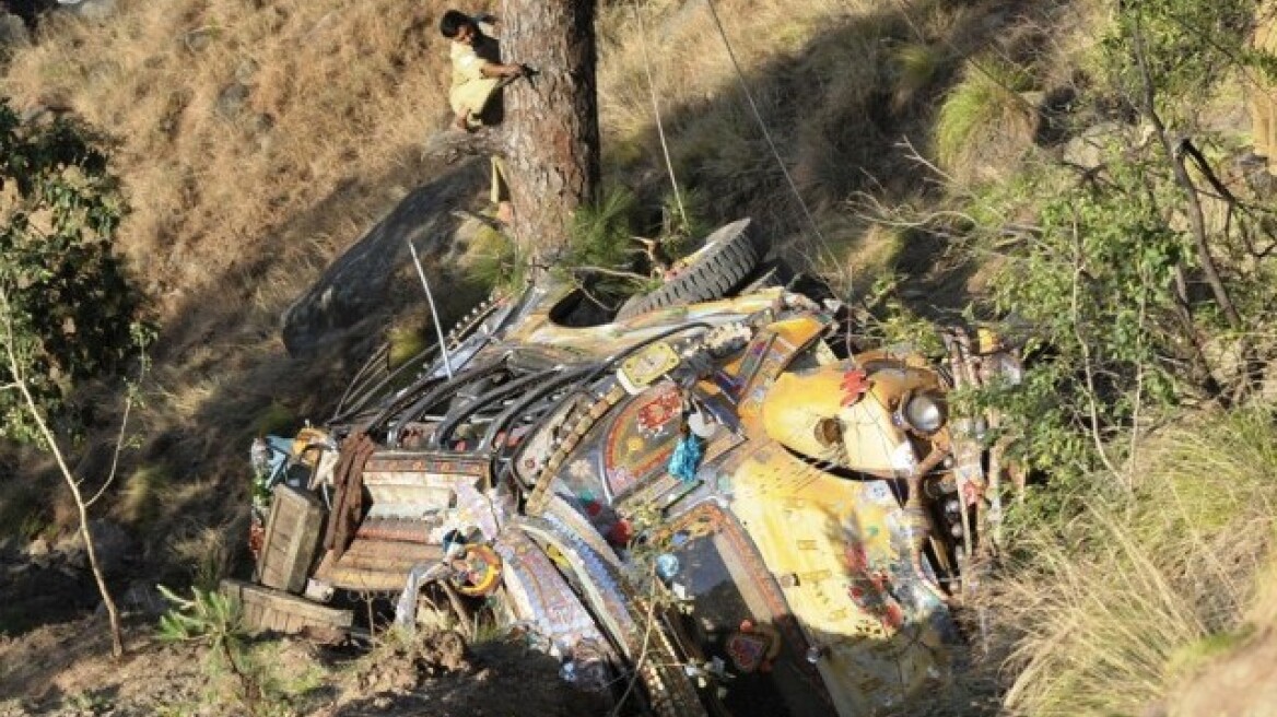 Ισημερινός: Τουλάχιστον 12 νεκροί από πτώση λεωφορείου σε χαράδρα 