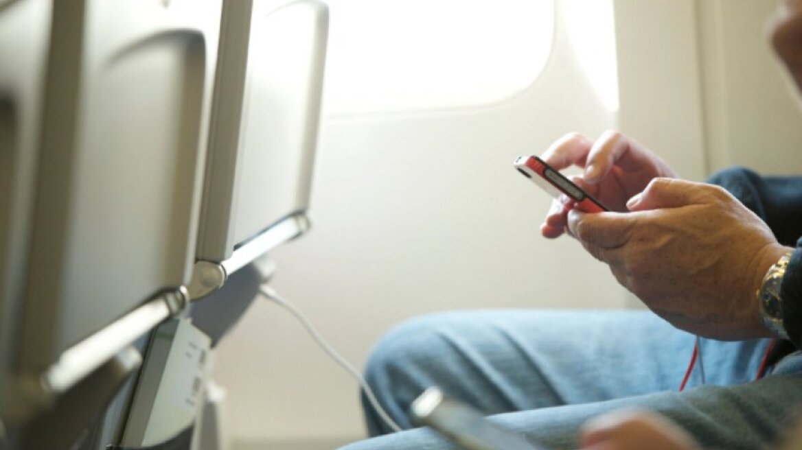 Τι πραγματικά ισχύει για τα κινητά τηλέφωνα στο αεροπλάνο