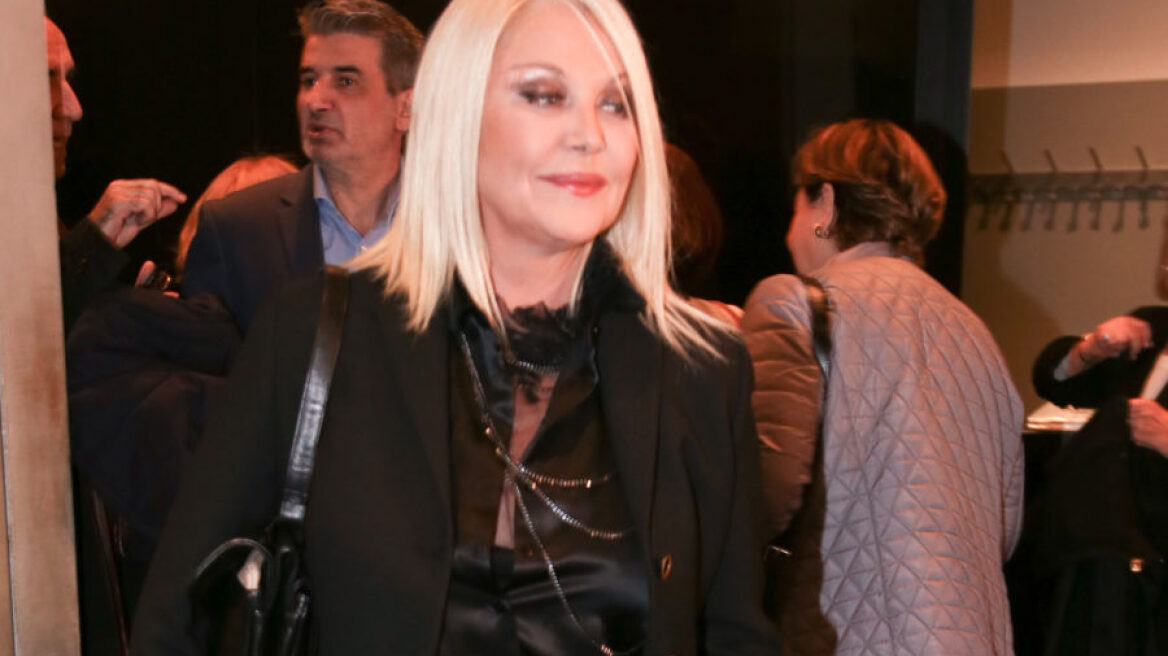 Η Ρούλα Κορομηλά αναβιώνει “Εκείνο το καλοκαίρι”