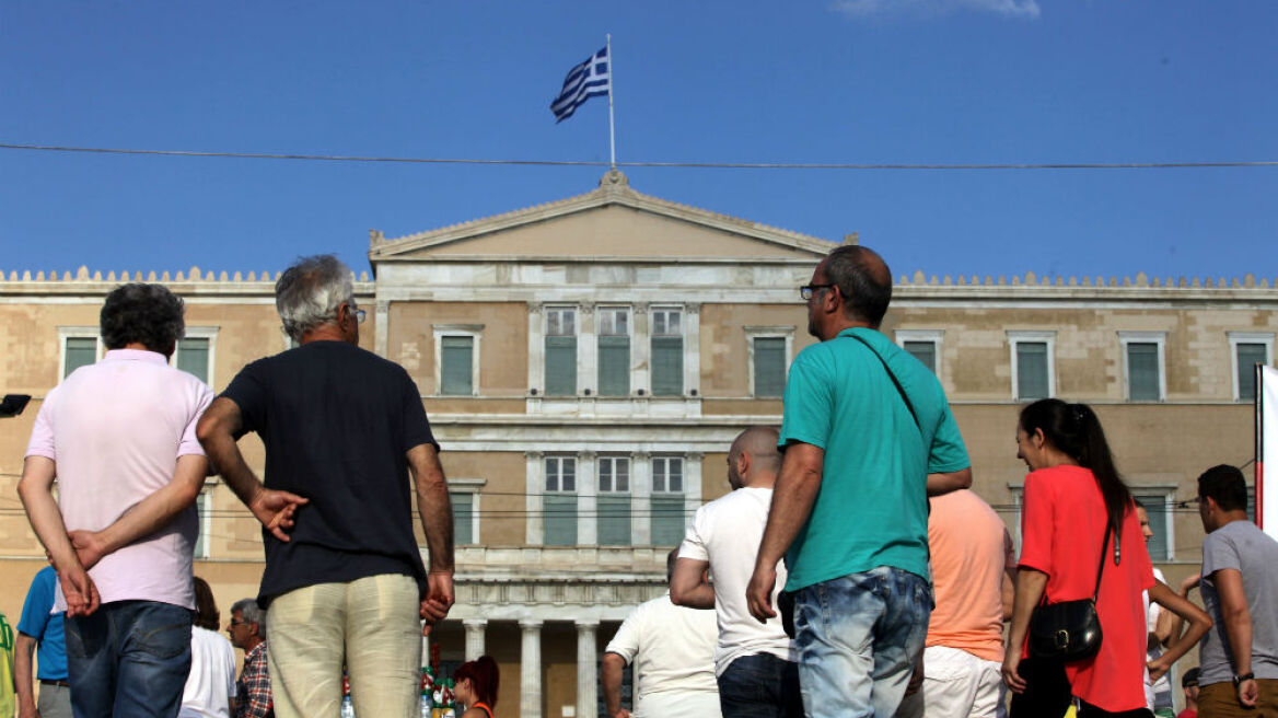 Έρευνα: Τι πιστεύουν οι Έλληνες για την πολιτική, τη θρησκεία, την οικογένεια και τους μετανάστες