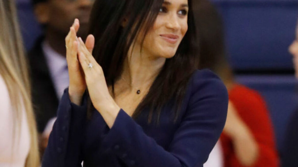 H Meghan Markle αποδεικνύει ότι το μπλε με το μαύρο είναι ο απόλυτος συνδυασμός 