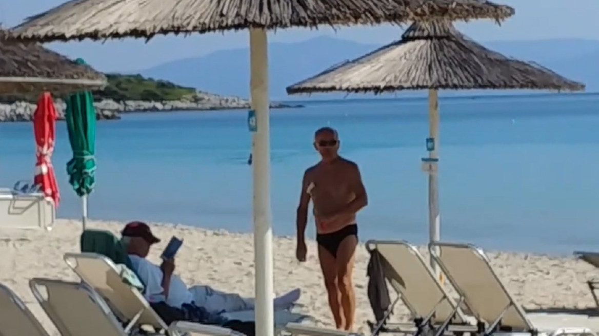 Σαν την Χαλκιδική δεν έχει: Λουόμενος απλώνει το αντηλιακό με... ρολό βαφής