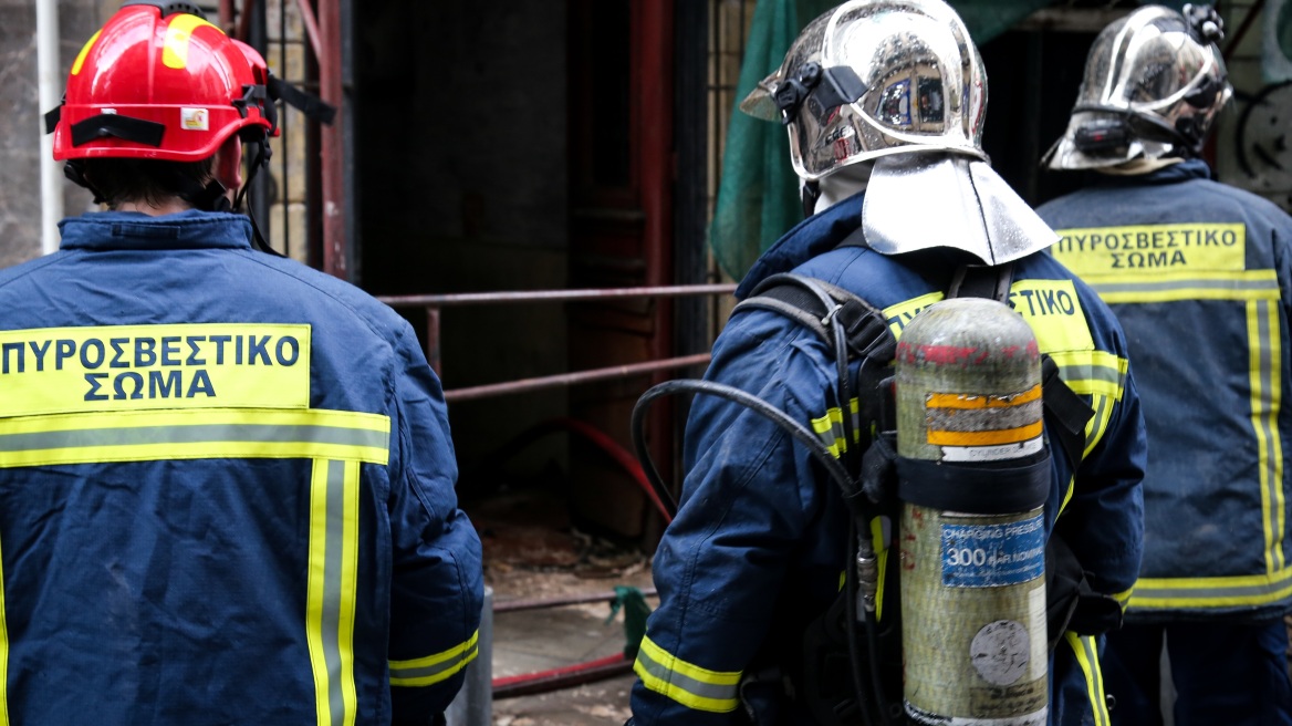 Στις φλόγες εργοστάσιο ανακύκλωσης χαρτιού στη Λάρισα