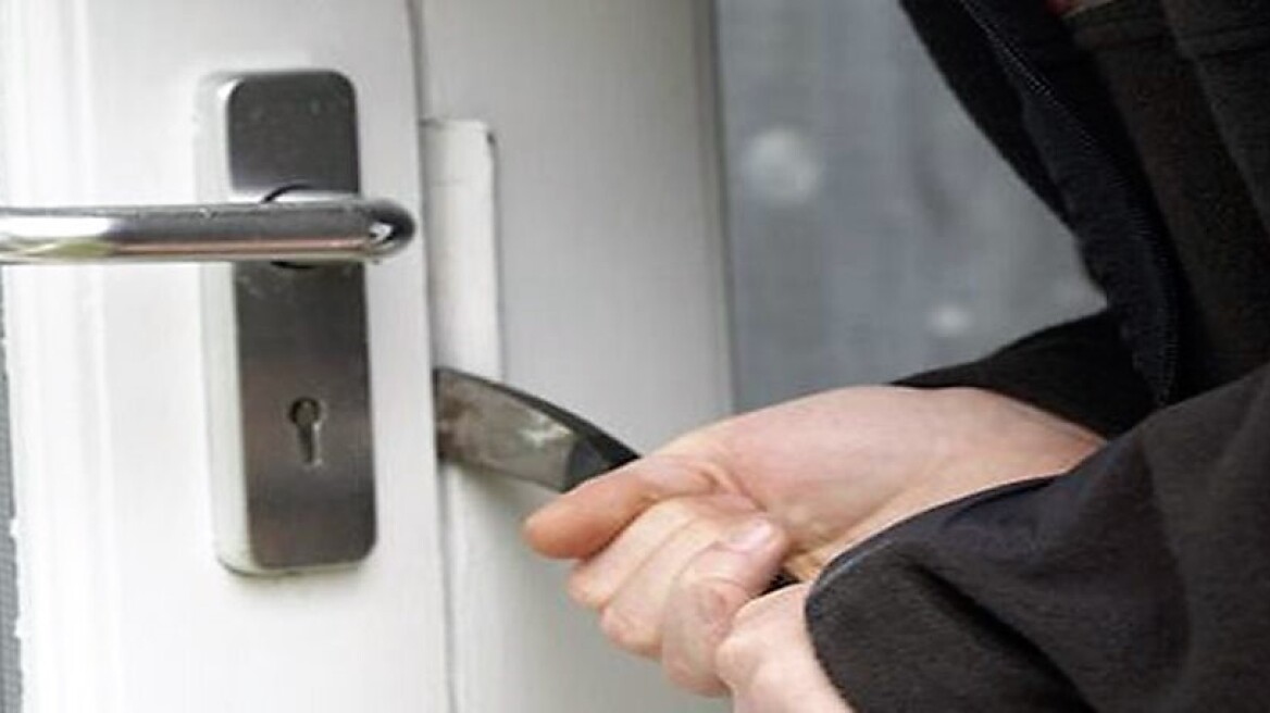 Ρόδος: Τέσσερις νταήδες λήστεψαν ηλικιωμένο στο σπίτι του