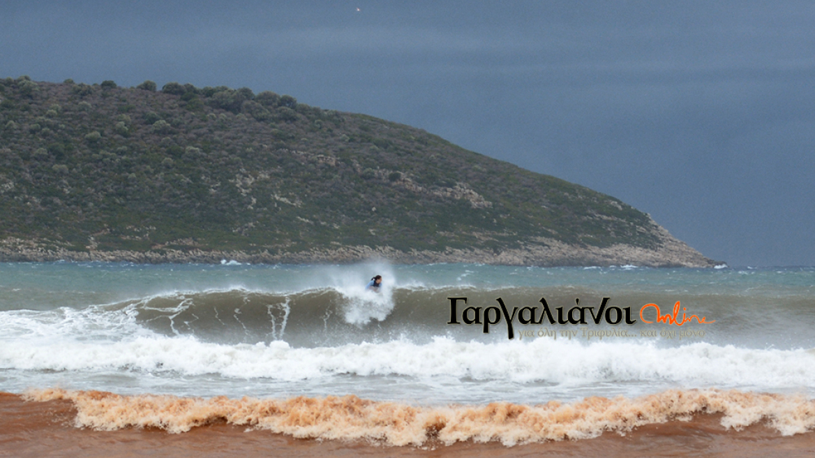 Η τρέλα δεν πάει στα βουνά: Παράτολμοι σέρφερ «τα βάζουν» με τα κύματα του κυκλώνα «Ζορμπά»!