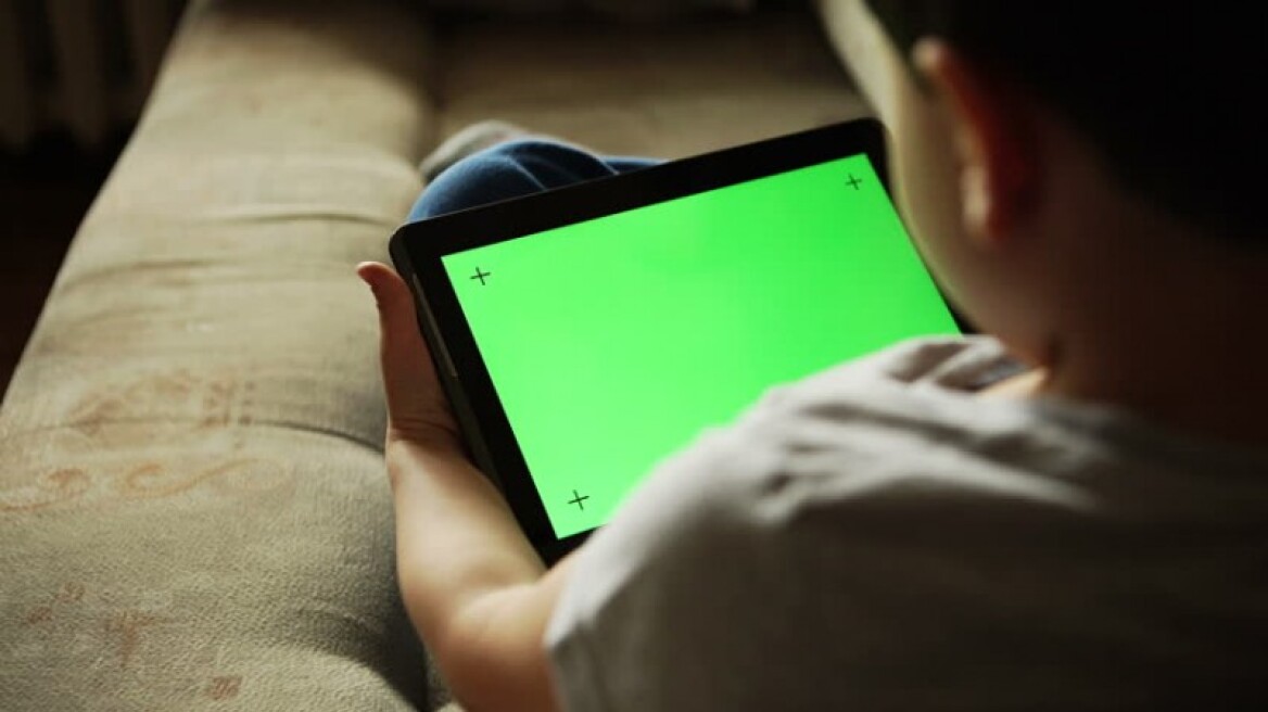 «Καμπανάκι» από τους επιστήμονες:  Δύο ώρες στην οθόνη «καίει» τον εγκέφαλο των παιδιών