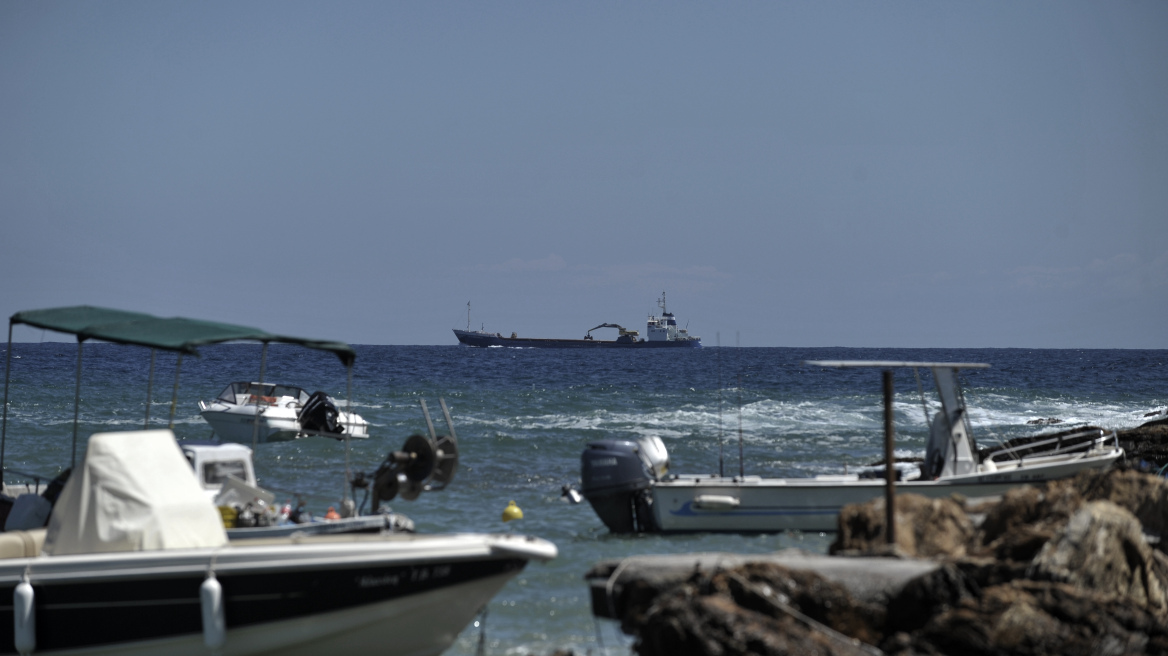 Μηχανική βλάβη σε φορτηγό πλοίο ανοιχτά της Τήνου