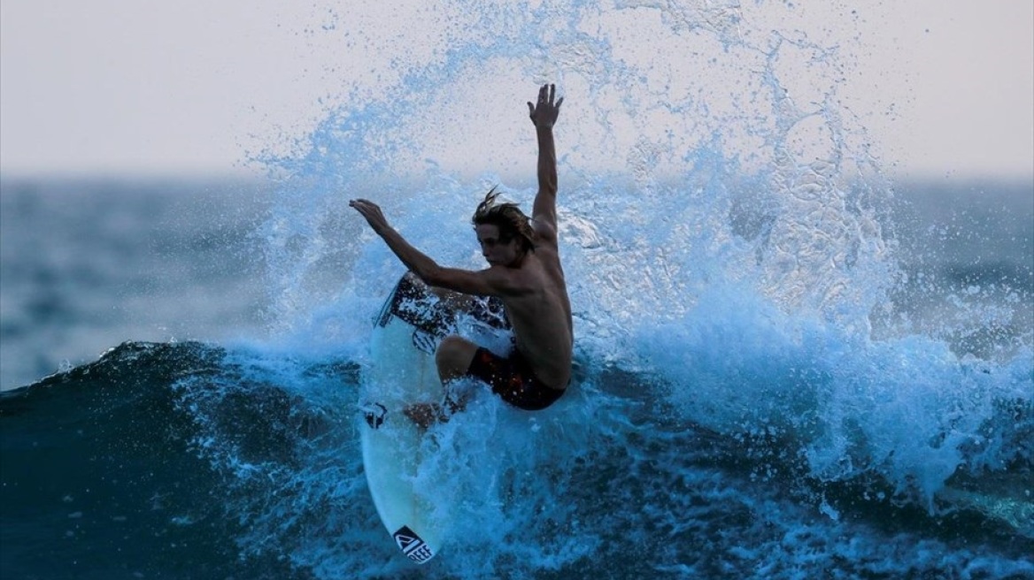 ΗΠΑ- Καλιφόρνια: Σέρφερ κάνει «δύσκολη» τη ζωή ενός... δισεκατομμυριούχου