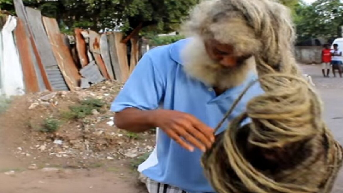 Είχε να κουρέψει τα ράστα μαλλιά του... 40 χρόνια!