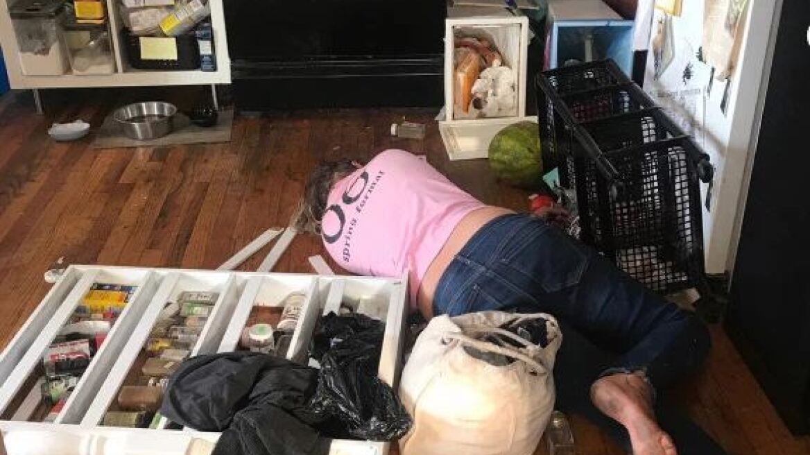 Οι χειρότερες καθαρίστριες της ιστορίας: Ήπιαν όλο το αλκοόλ του σπιτιού, τα έκαναν λίμπα και... ξεράθηκαν στο πάτωμα