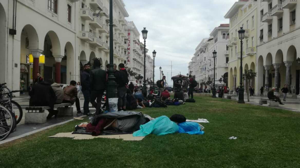 Διαμαρτυρία προσφύγων έξω από το κέντρο φιλοξενίας στα Διαβατά 