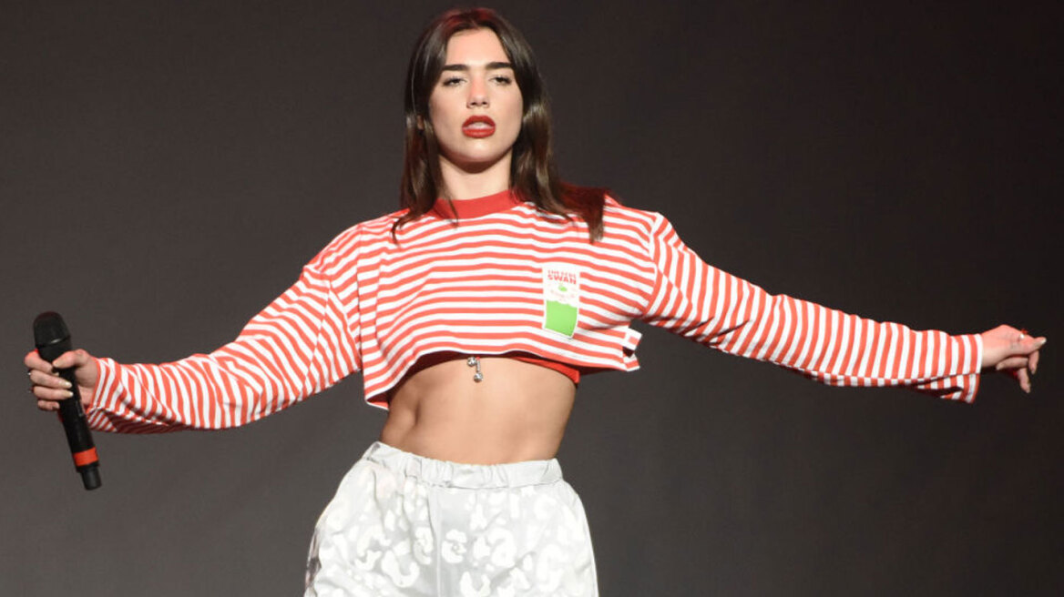 Η Dua Lipa ποζάρει με τα εσώρουχα στον φακό του συντρόφου της 