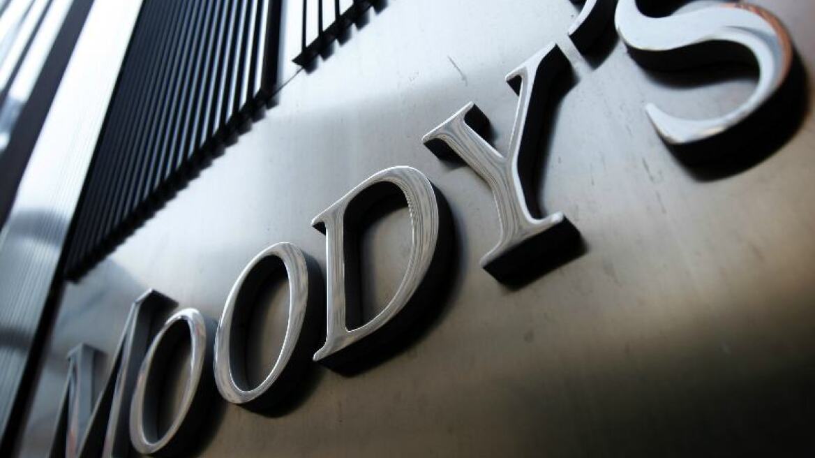 Moody's: Πιστωτικά θετική η άρση των capital controls
