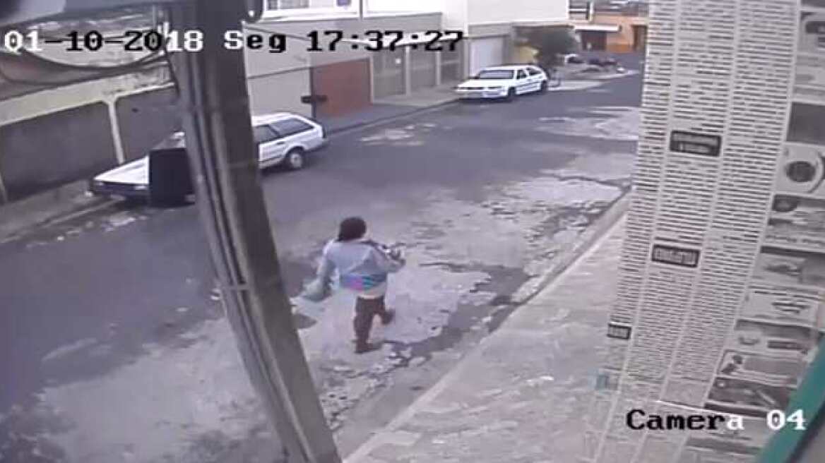 Βίντεο σοκ: Πετάει το νεογέννητο μωρό της σε σκουπιδοτενεκέ και μετά φεύγει «σαν κυρία»