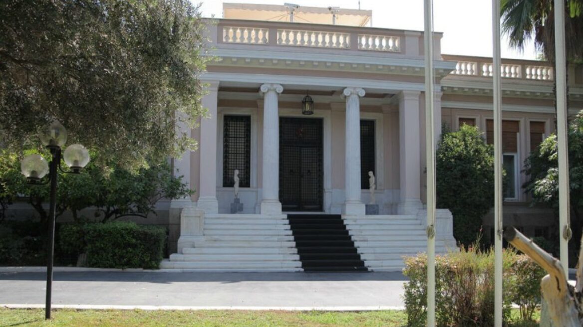 Μέγαρο Μαξίμου: Τι είναι πιο γελοίο: Ο τυχαίος καφές της κας Σπυράκη ή η υποκρισία του κ. Μητσοτάκη;