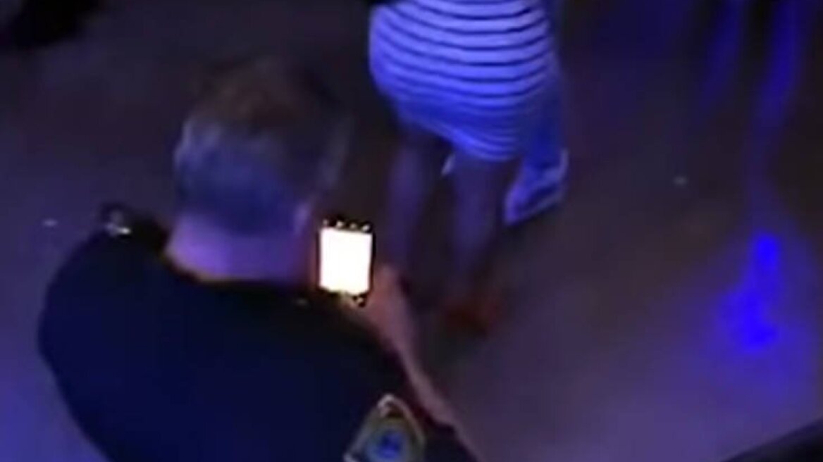 Βίντεο: Αστυνομικός πιάστηκε να φωτογραφίζει… γυναικεία οπίσθια