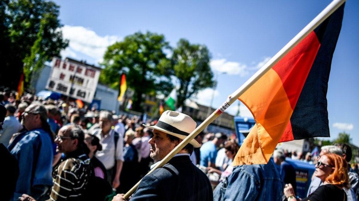 DW: Μέρκελ και Ζεεχόφερ λένε «όχι» σε συνεργασία με το ξενοφοβικό AfD