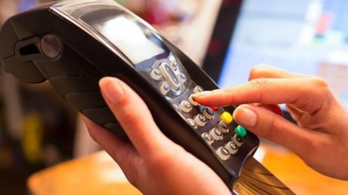 Προσοχή στις αποδείξεις με κάρτα: Τι αλλάζει στο «χτίσιμο» του αφορολόγητου