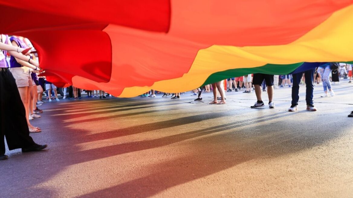 Μετά την αποτυχία του δημοψηφίσματος, η Ρουμανία νομιμοποιεί το γάμο ομόφυλων ζευγαριών