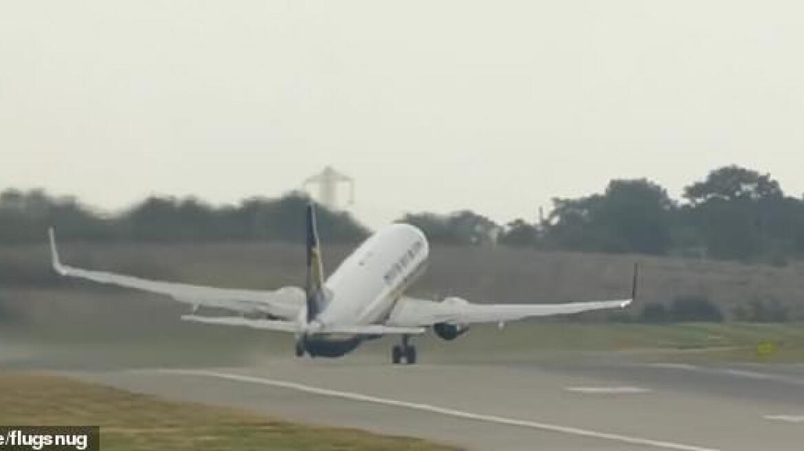 Αεροπλάνο της Ryanair απογειώθηκε με το... πλάι λόγω της καταιγίδας Ali