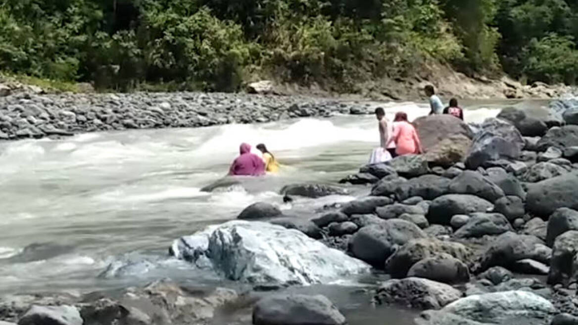 Βίντεο: Δείτε τι περνούν αυτοί οι δάσκαλοι στην Ινδονησία για να πάνε στο σχολείο τους