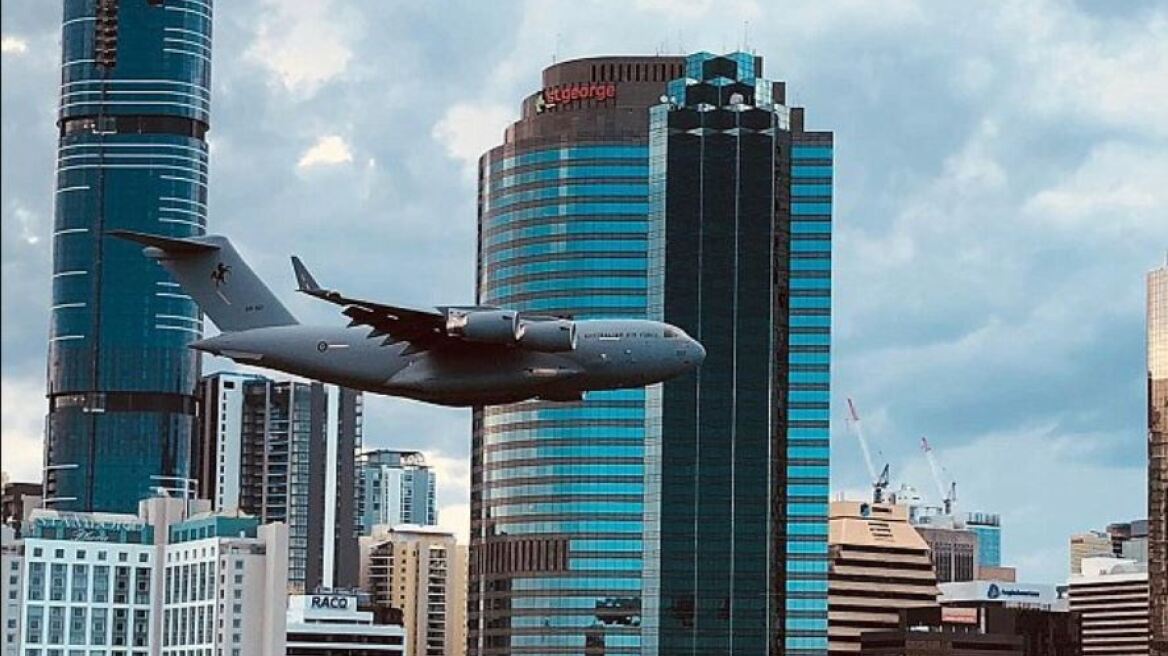 Βίντεο: Boeing C-17 κάνει ελιγμούς ανάμεσα από κτήρια στο Μπρισμπέιν της Αυστραλίας!