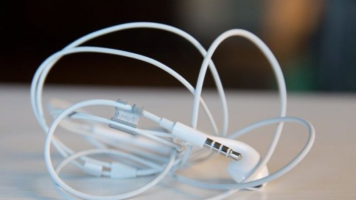 Γιατί μπλέκονται τα ακουστικά μας; Απαντούν οι επιστήμονες!