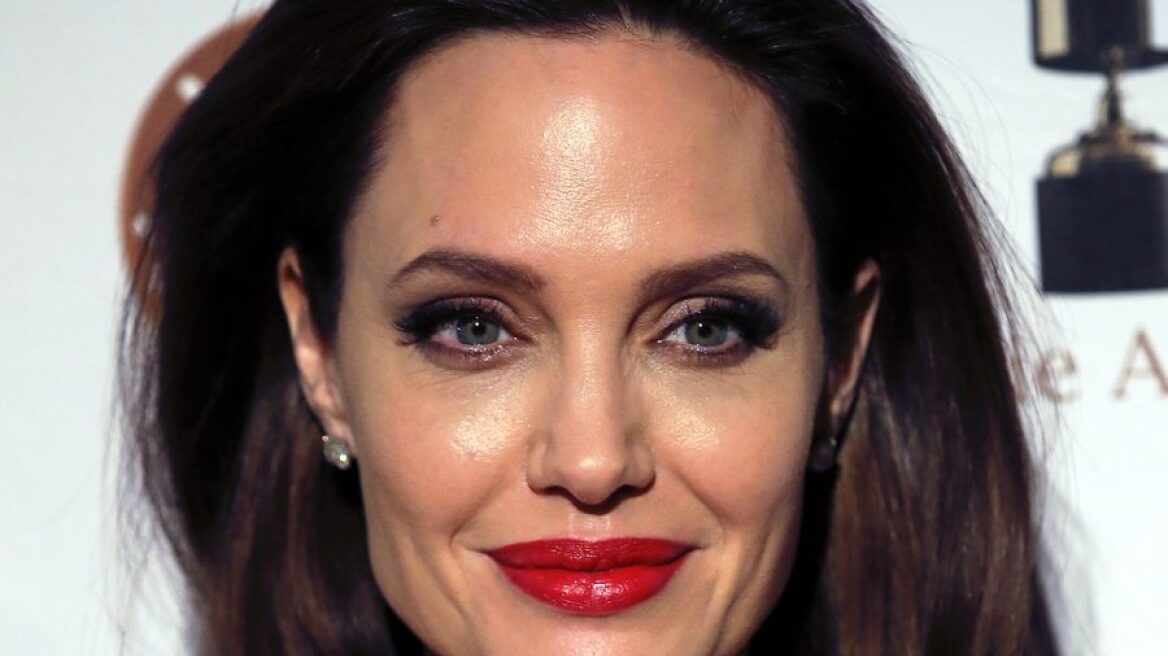 H Angelina Jolie έγινε ξανθιά με μπούκλες 