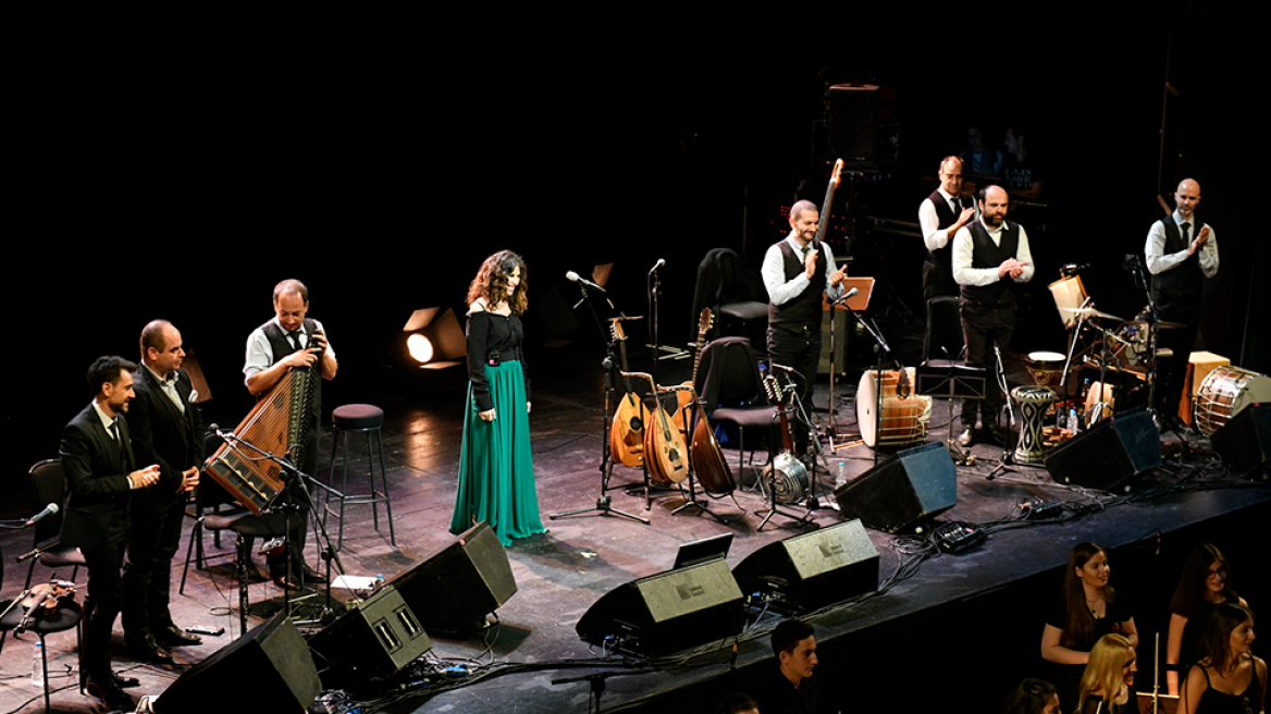 «Την ίδια στιγμή»… στα παρασκήνια