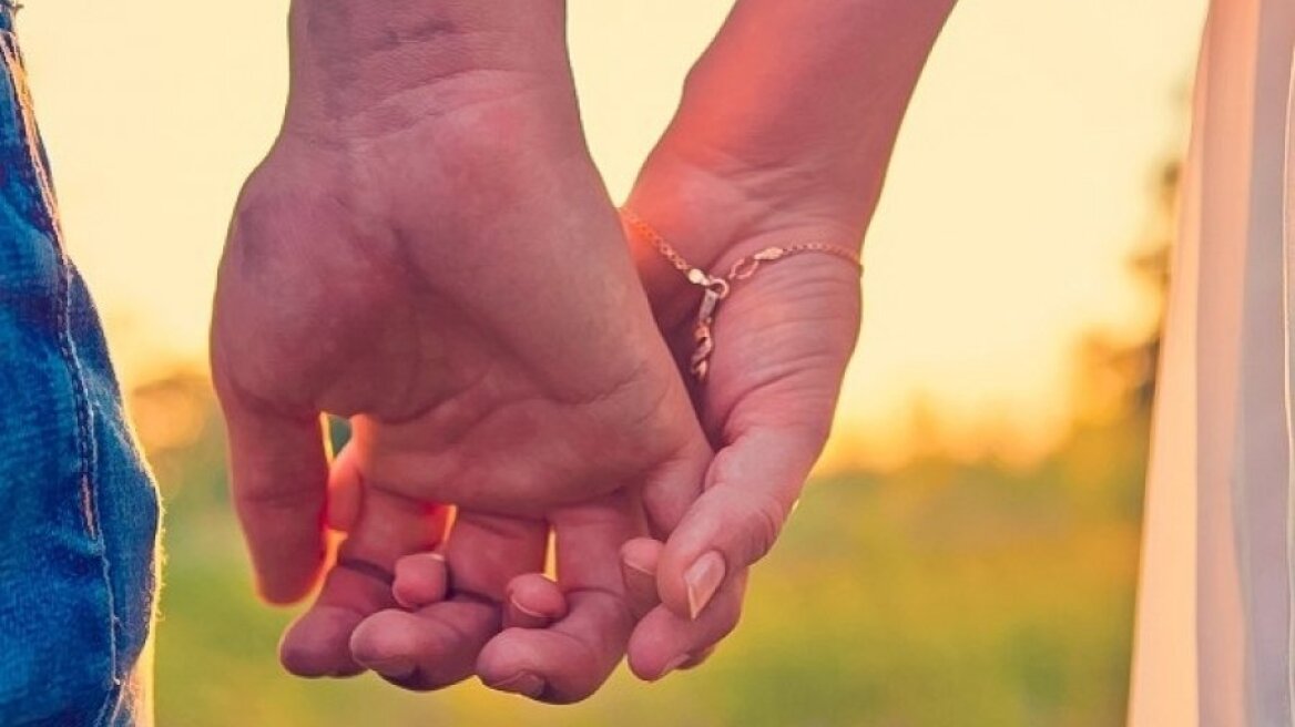 Τι αποκαλύπτει ο τρόπος που κρατάτε τα χέρια σας για την σχέση σας