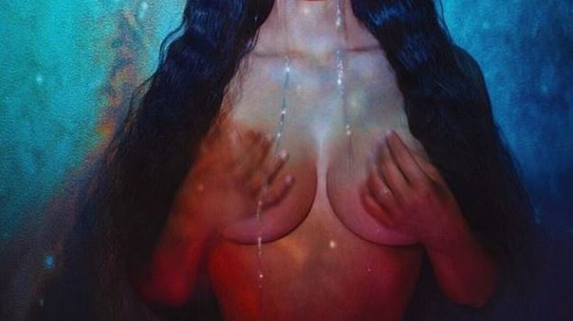 Οι γυμνές πόζες και τα... τιρκουάζ δάκρυα της Κιμ Καρντάσιαν 