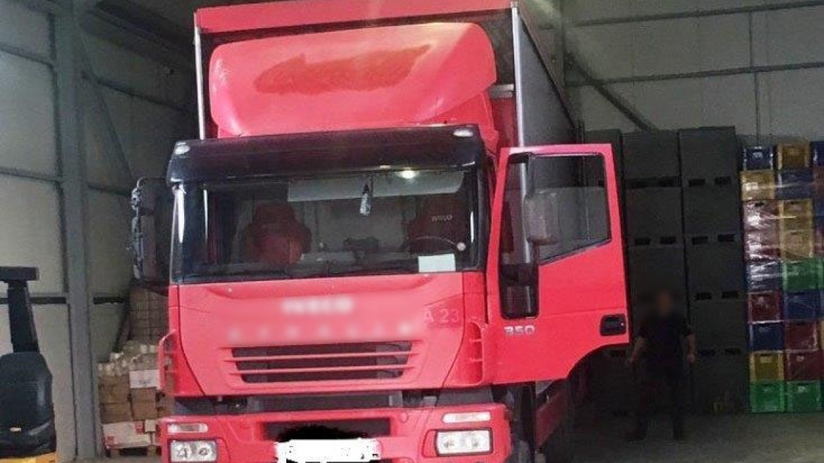 Κατασχέθηκαν 320.000 λαθραία πακέτα τσιγάρα σε αποθήκη στα Μέγαρα