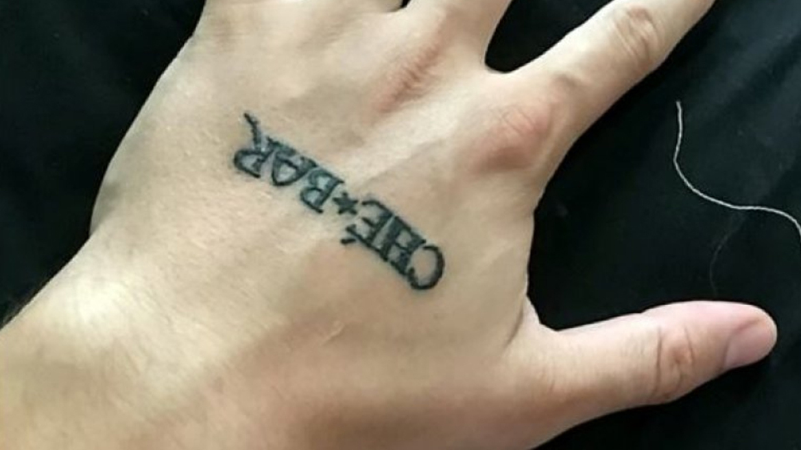 Μέθυσε και έκανε τατουάζ το αγαπημένο του μπαρ για να μπαίνει δωρεάν 