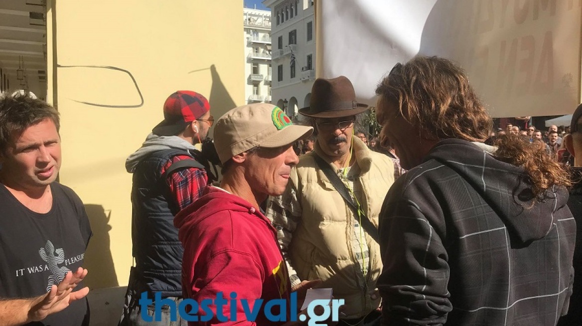 Ο Μανού Τσάο πήρε μέρος σε συγκέντρωση μουσικών του δρόμου στη Θεσσαλονίκη