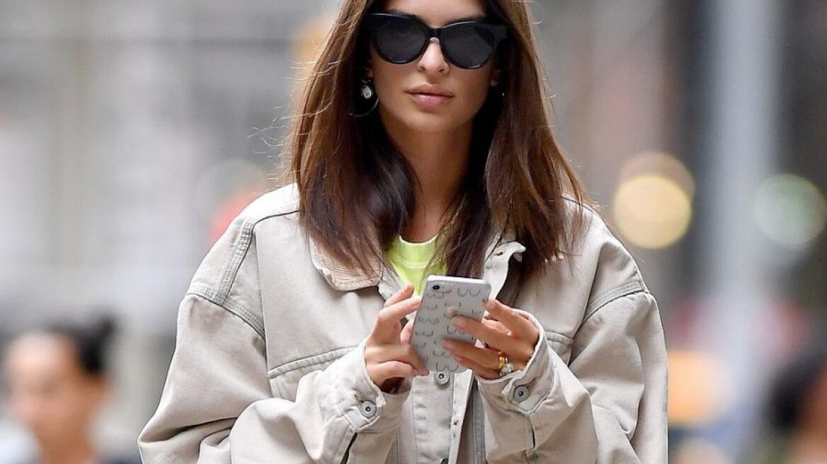 H Emily Ratajkowski φόρεσε τα τέλεια λευκά sneakers 