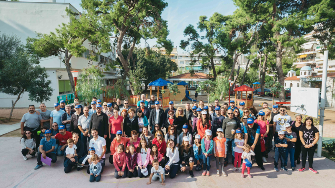 Οι εθελοντές της Μέλισσα Κίκιζας   δίπλα στα παιδιά του  Πρότυπου Εθνικού Νηπιοτροφείου Καλλιθέας