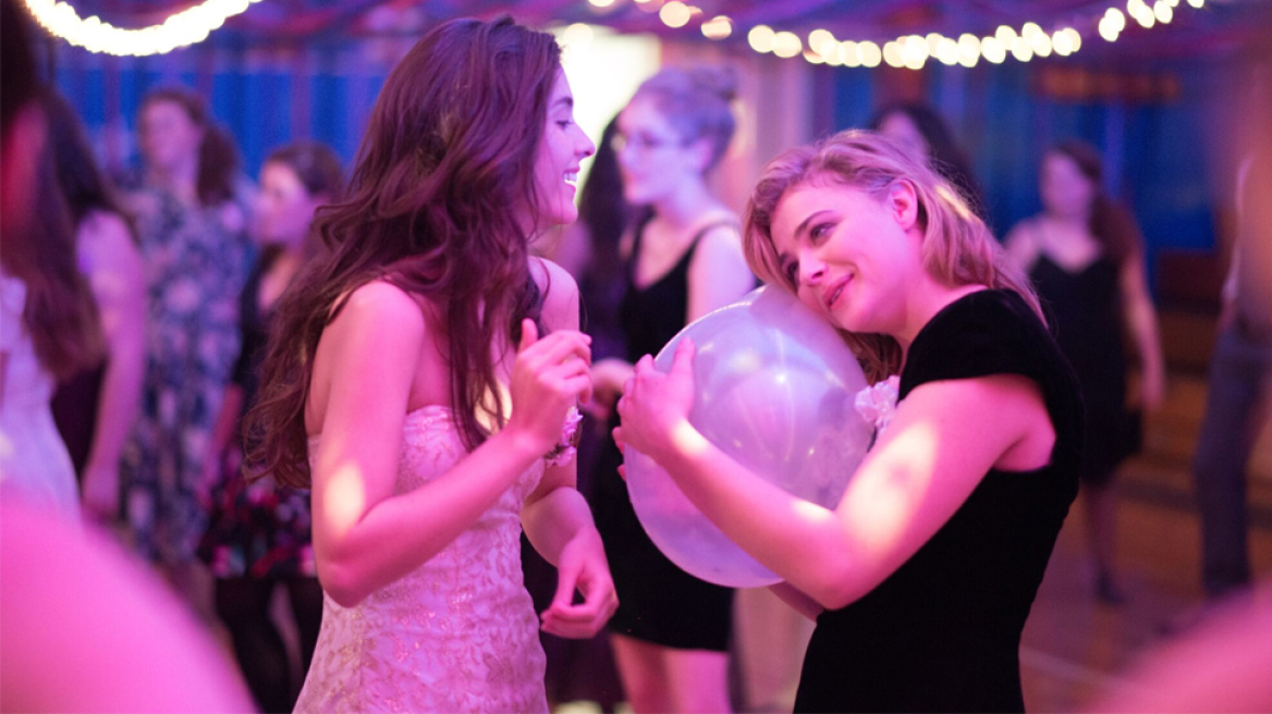 Η Ντεζιρέ Ακαβάν κάνει το «Breakfast Club» για τα 10s.