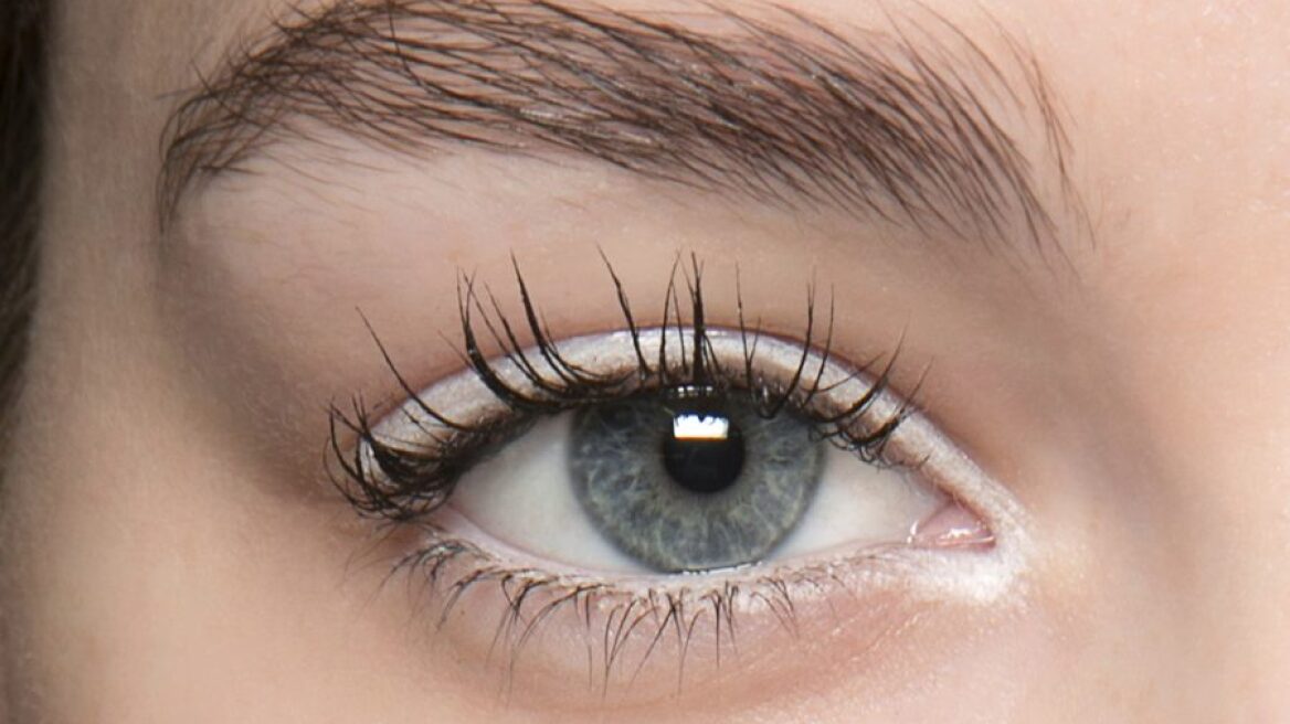 Λευκό eyeliner: Ο κρυμμένος άσσος που πρέπει να έχεις στο νεσεσέρ σου 