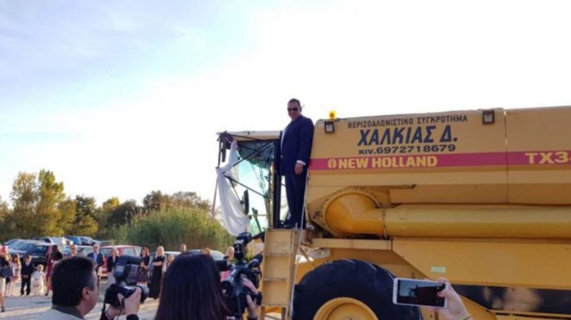 Βίντεο: Ο πρώην αντιδήμαρχος Φαρκαδόνας πήγε ως γαμπρός με θεριζοαλωνιστική μηχανή