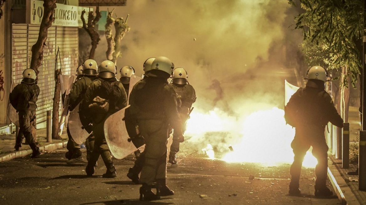 Με μολότοφ άλλαξε η ώρα στο Πολυτεχνείο