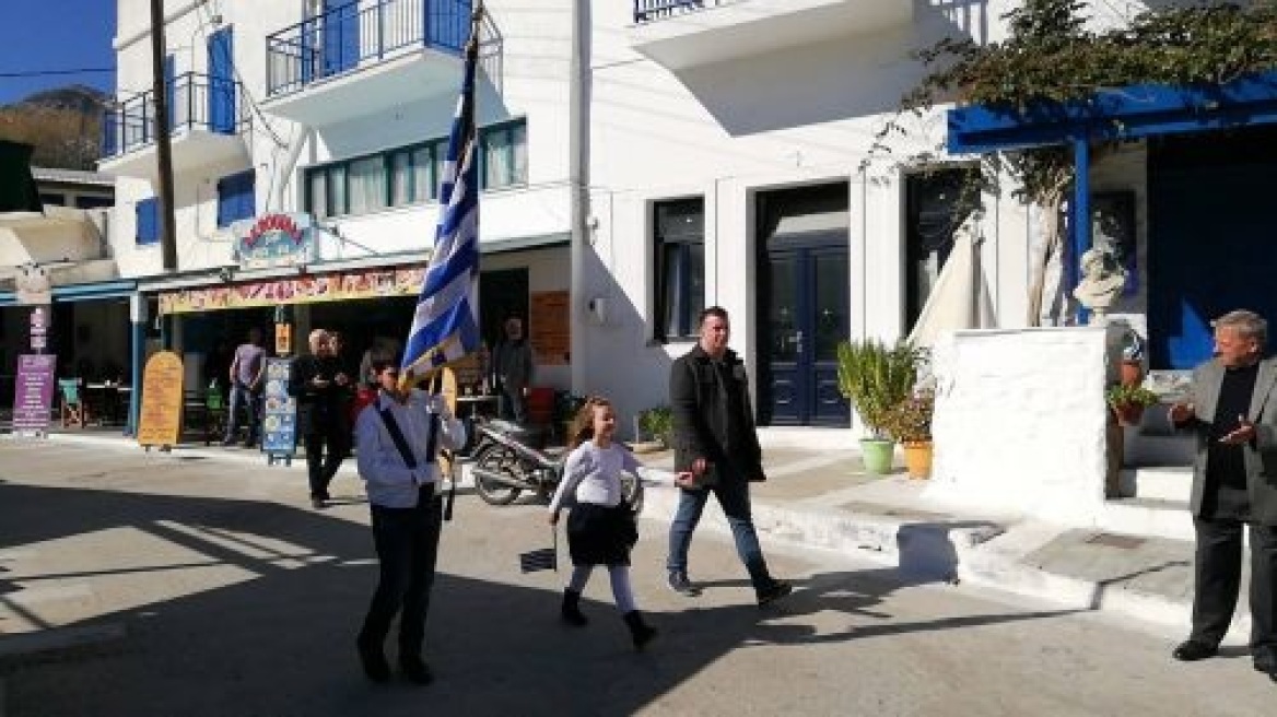 Βίντεο: Η συγκινητική παρέλαση δύο μικρών μαθητών στον Απόλλωνα Νάξου