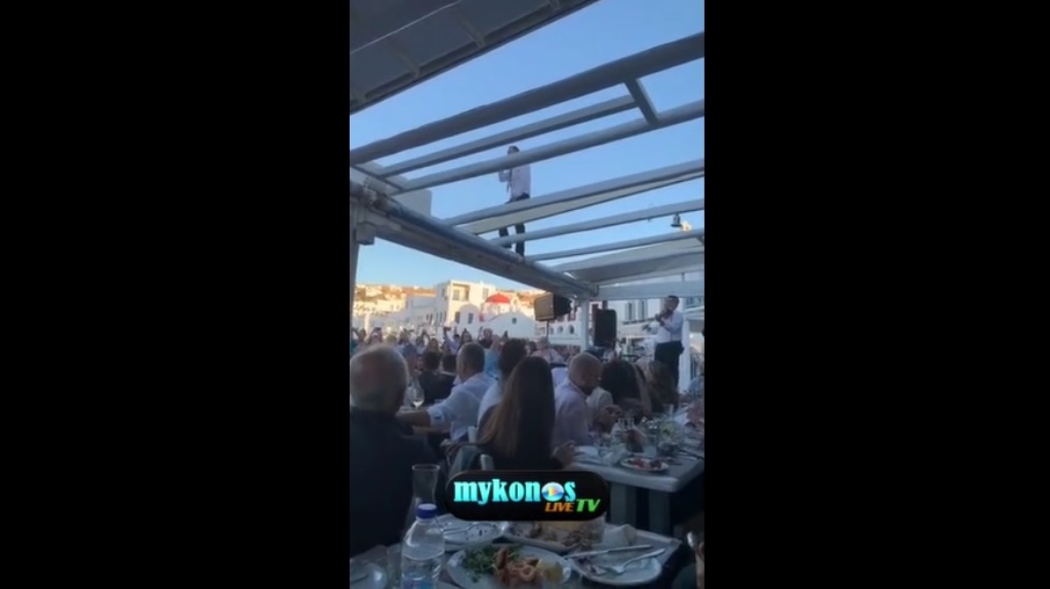 Εμφάνιση αλά Spiderman από γνωστό τραγουδιστή στη Μύκονο