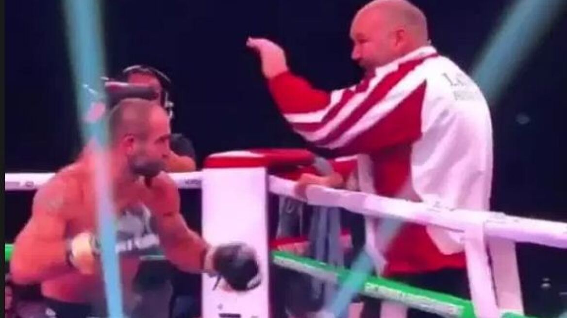 Μποξέρ «τα παίρνει» στο ρινγκ και επιτίθεται... στον προπονητή του!