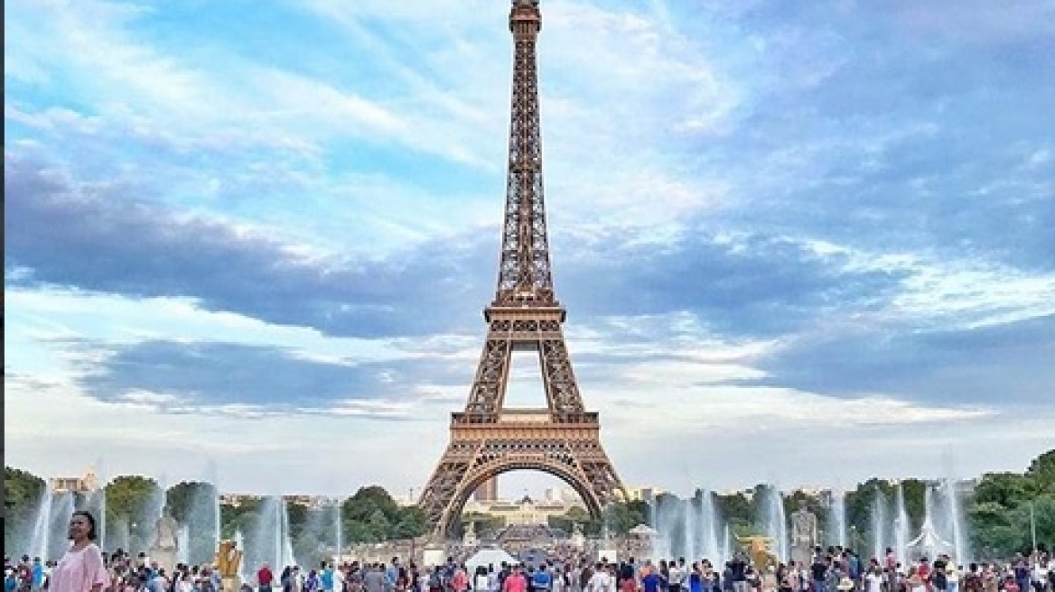 Στο σφυρί ένα κομμάτι από τη σκάλα του Πύργου του Άιφελ