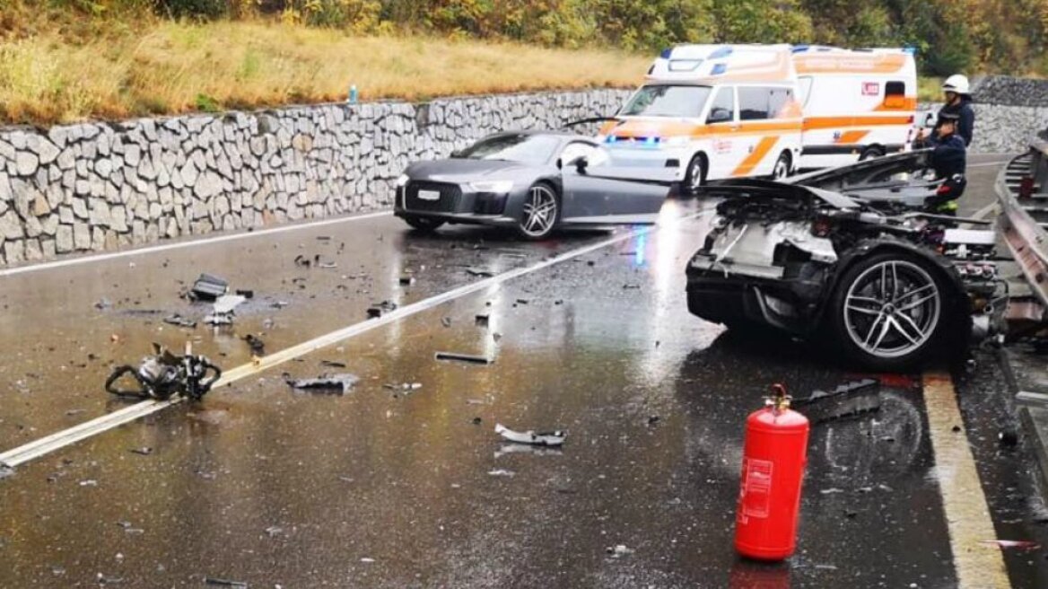 Audi R8: Κόπηκε στη μέση μετά από σύγκρουση με VW Van