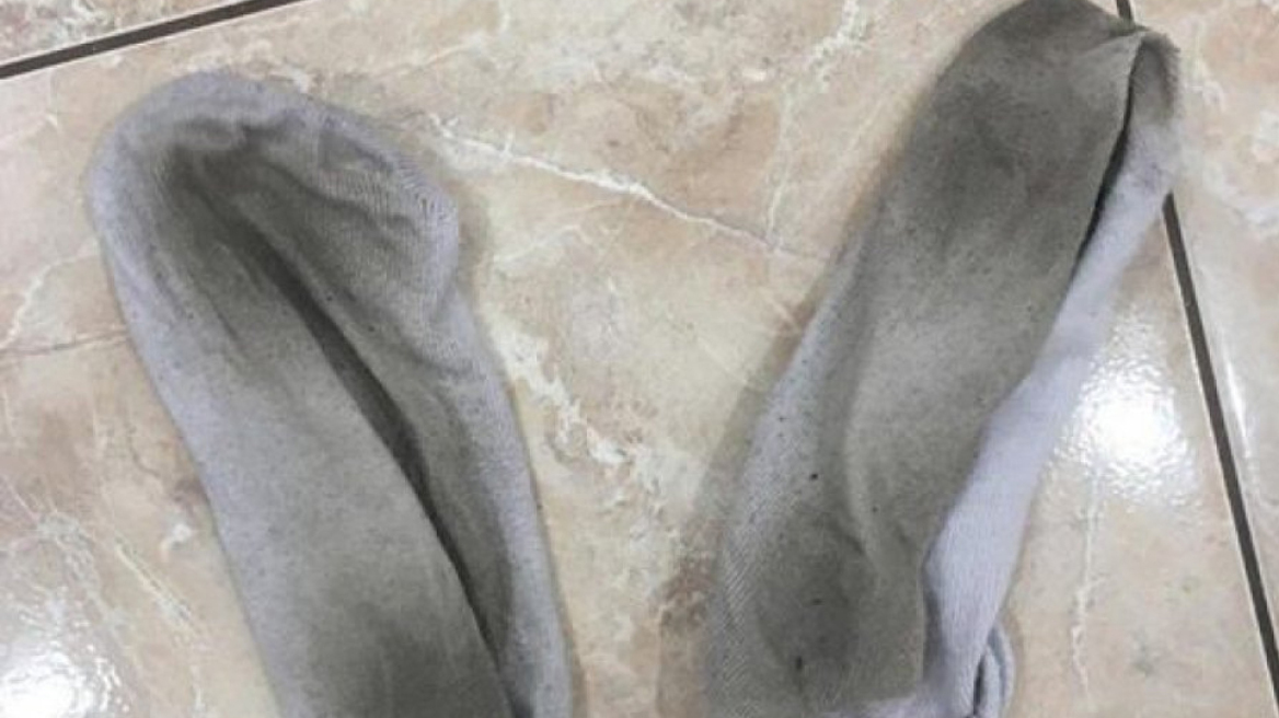 Βγάζει 114.000 ευρώ τον χρόνο με... τις βρόμικες κάλτσες της!